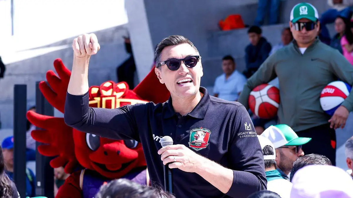 Eduardo Nájera participa en la Clínica Deportiva del IMSS