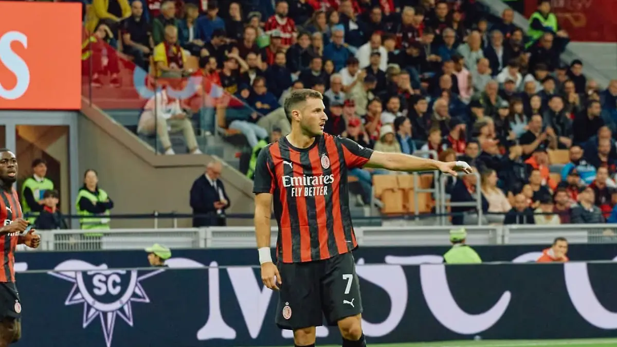 Santiago Giménez regresa con el Milán