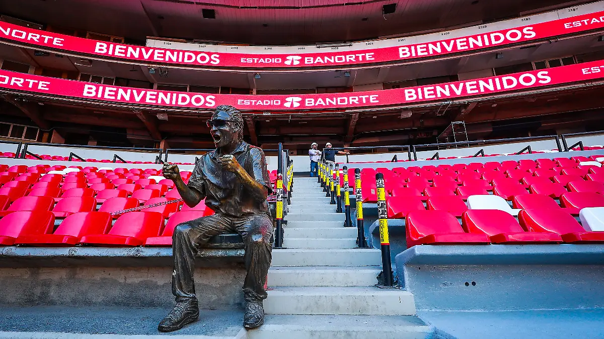 Figura de Nachito en el Estadio Banorte