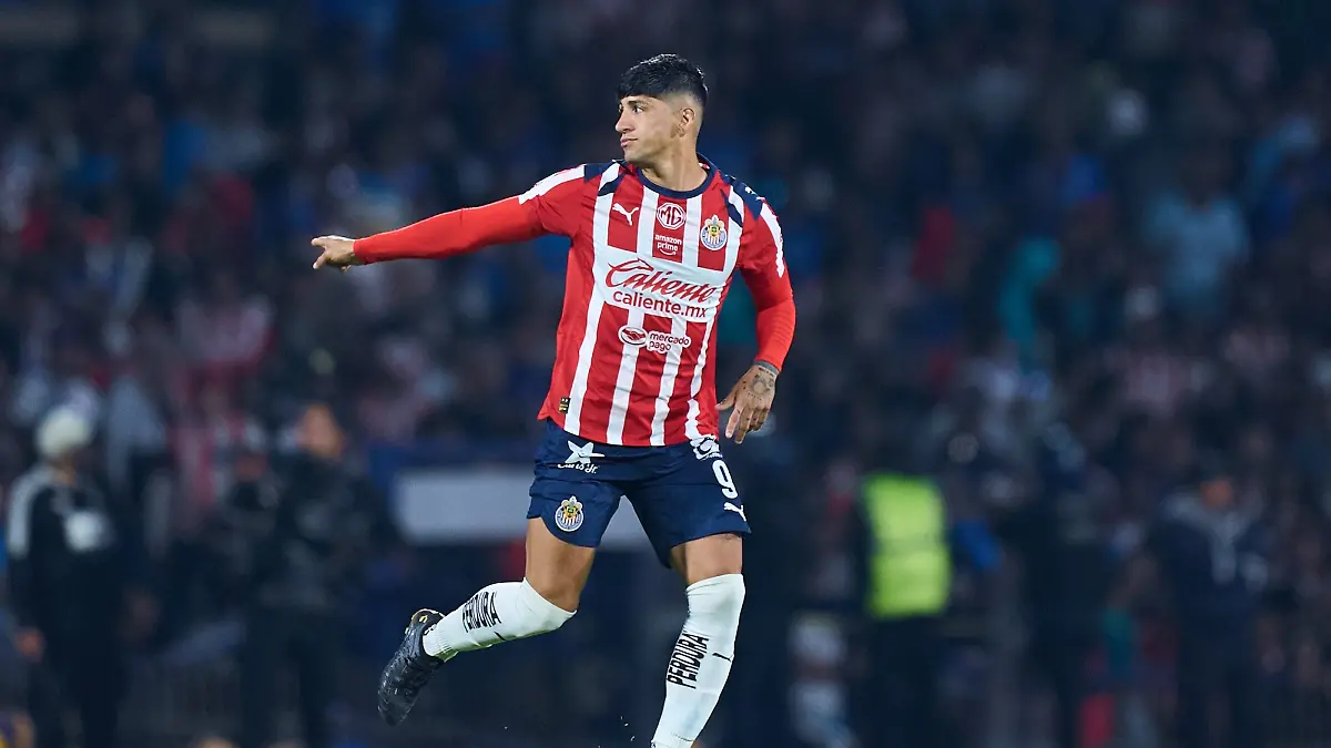 Alan Pulido viaja a Estados Unidos previo a Chivas vs Pumas