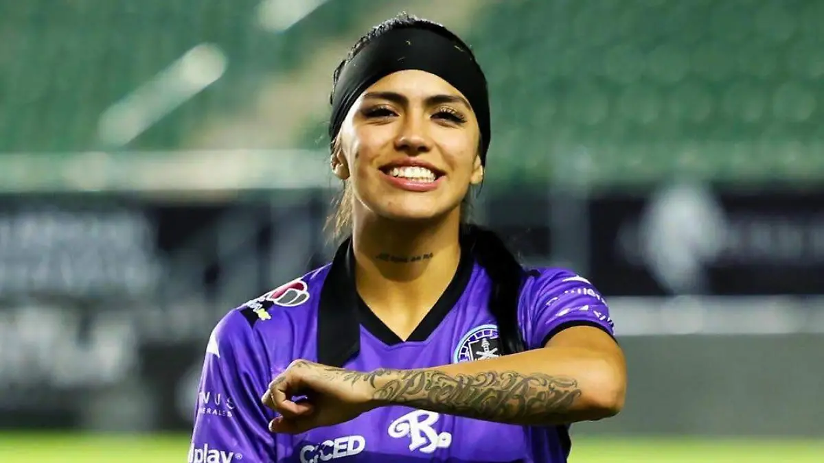 I’m loving angels insteadAnd through it all she offers me protection🤍🕊️🙏🏻🫀