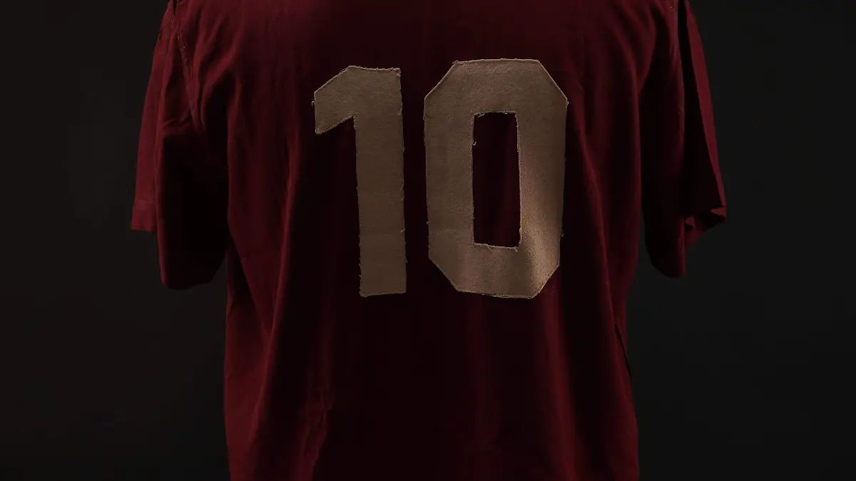 Camiseta guinda de Tomás Balcázar