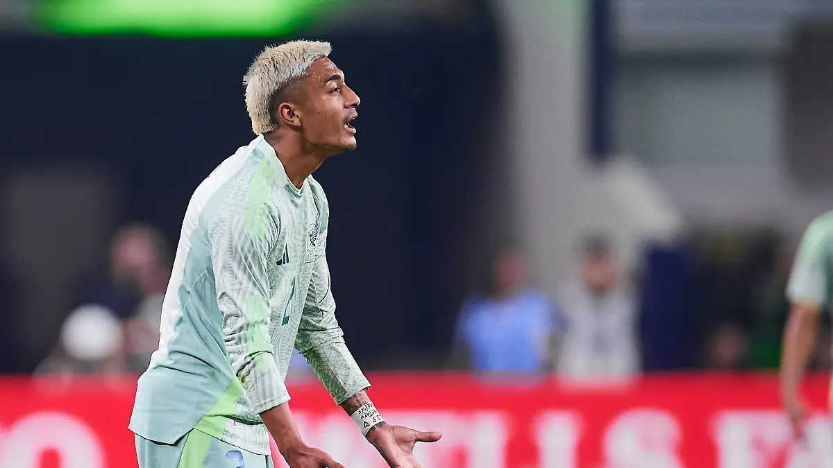 Julián Araujo se vuelve a lesionar