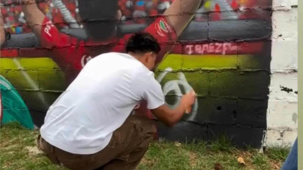 Jesús Gallardo firma su mural