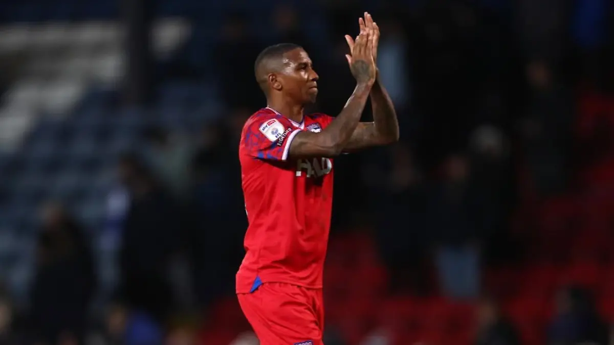 Ashely Young se retira del futbol