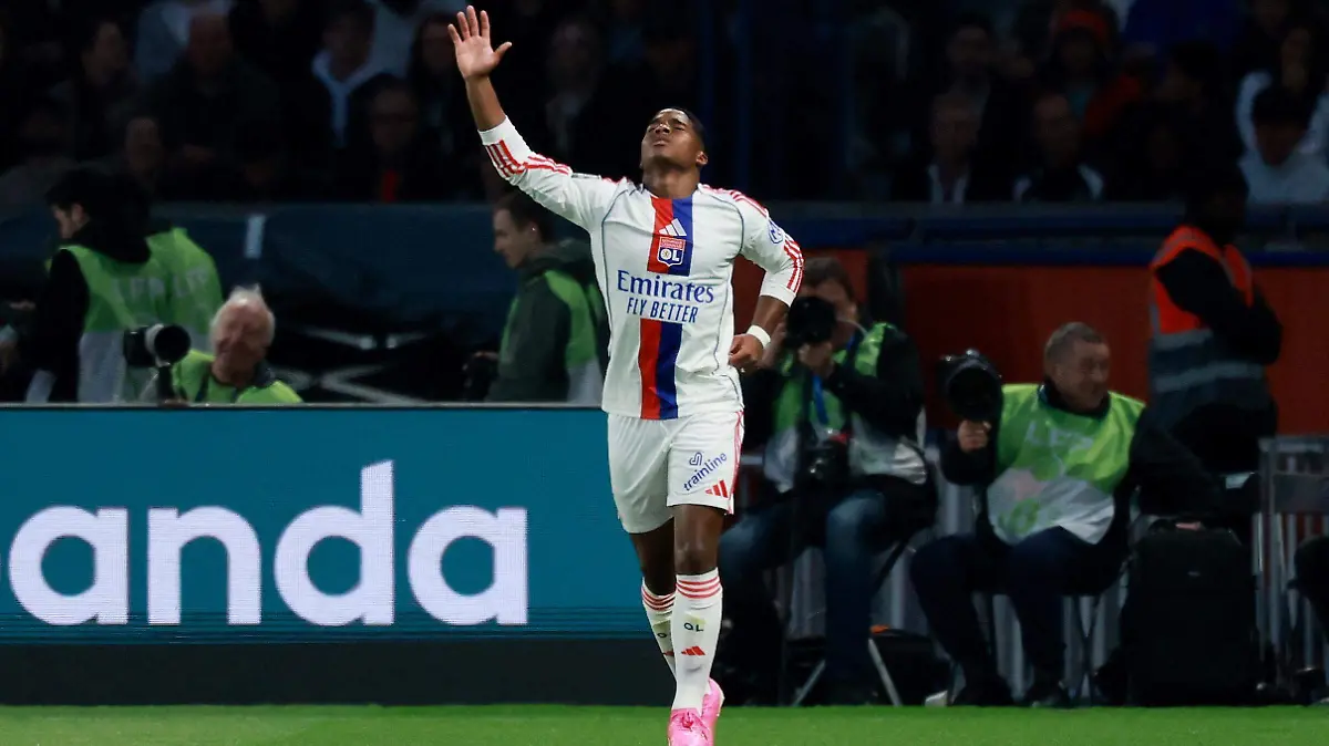 2026-04-19T185547Z_548422983_UP1EM4J1GKX47_RTRMADP_3_SOCCER-FRANCE-PSG-OL