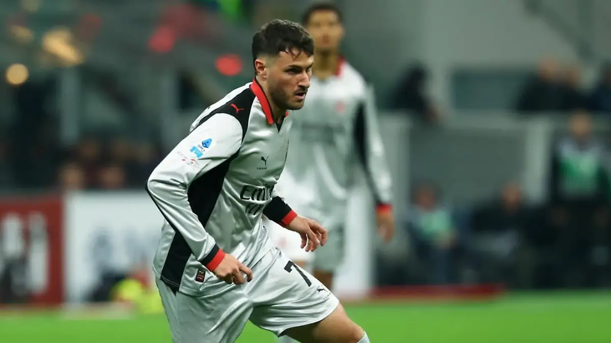 Santiago Giménez participa en el Sassuolo vs Mila