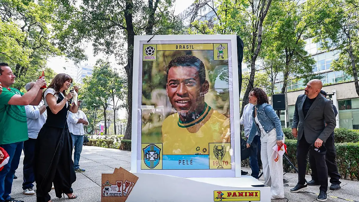 Mega Estampilla de Pelé en Reforma