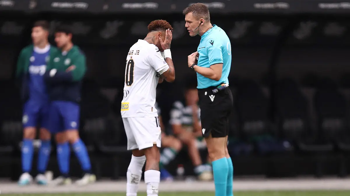 Neymar Jr reclama fuertemente a árbitro