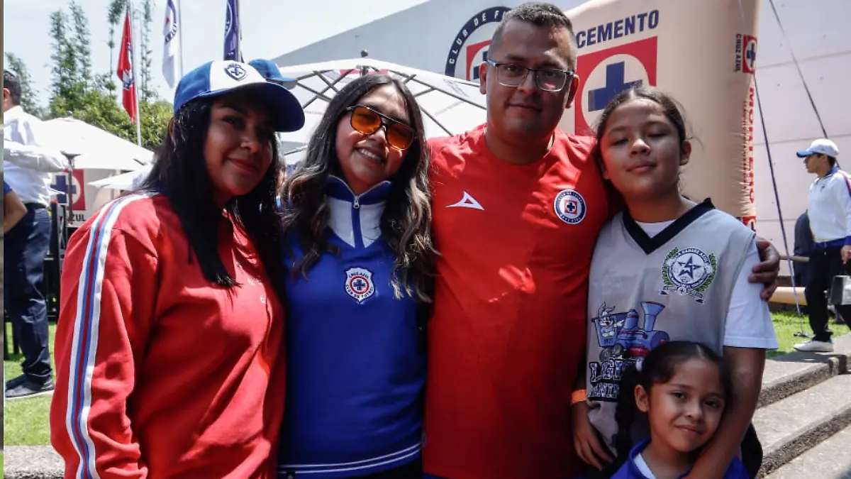 Afición de Cruz Azul revienta a Pumas