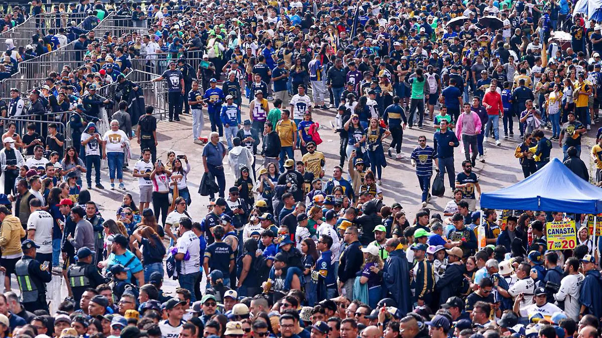 Las entradas de CU colapsan con grandes filas de gente foto_ Lesslie Arredondo