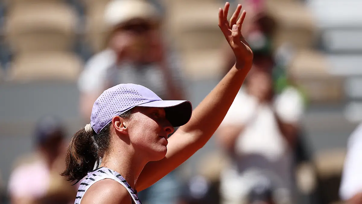 Iga Swiatek vence a su rival en debut en Roland Garros