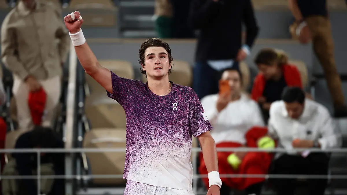 2026-05-31T223318Z_14580871_UP1EM5V1QNHMR_RTRMADP_3_TENNIS-FRENCHOPEN
