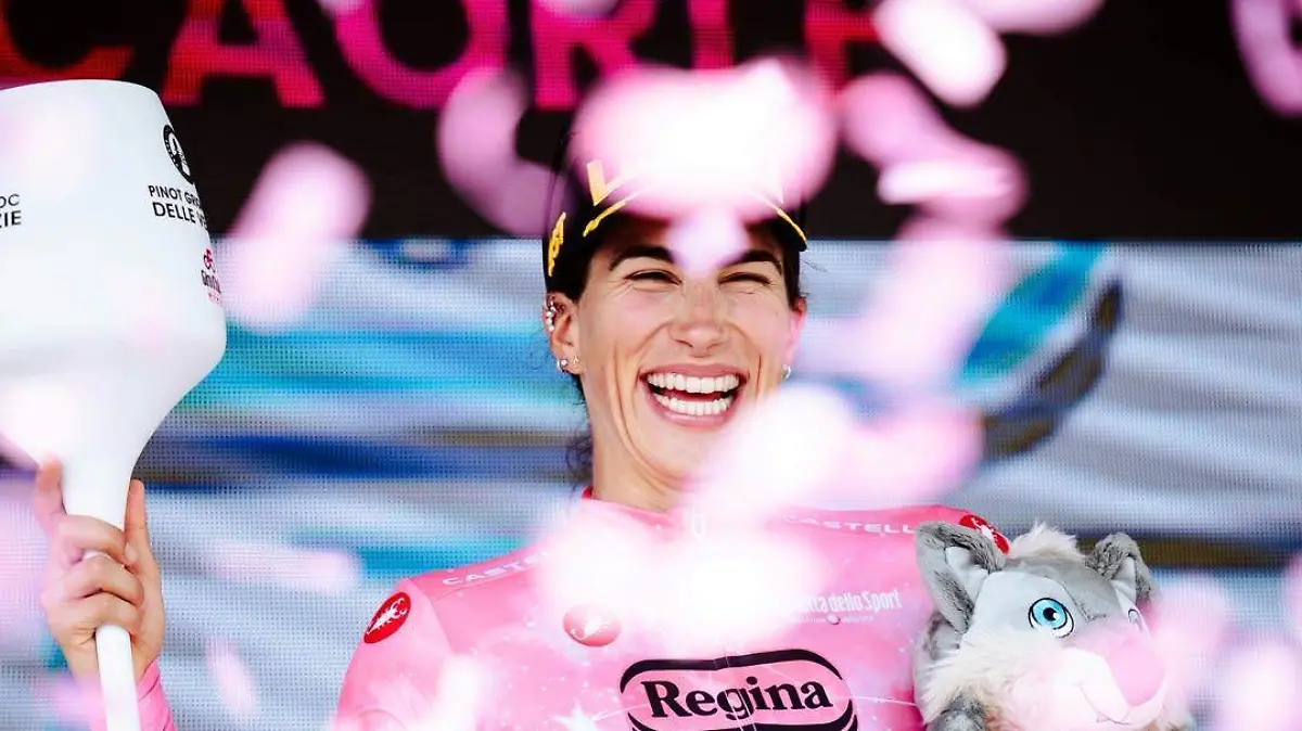 A perfect day in pink 🥹💞💐Elisa Balsamo wins stage two of the Giro d’Italia Women after an ama