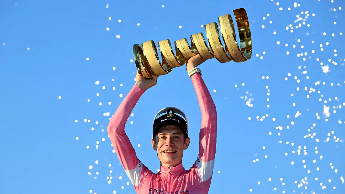 2026-05-31T183735Z_105326994_UP1EM5V1F3K8V_RTRMADP_3_CYCLING-GIRO