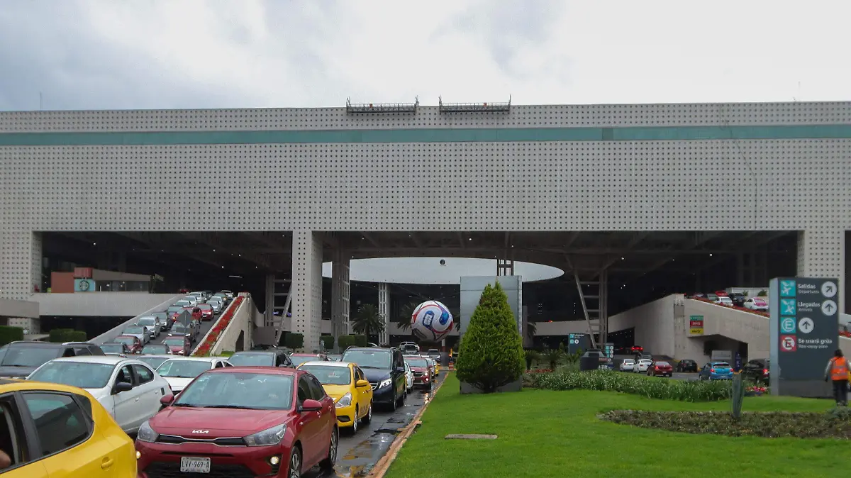 081025 Aeropuerto balón FIFA SM