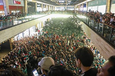 Mundial 2026: Selección Mexicana llega a Guadalajara para su juego contra  Corea del Sur, afición llena su hotel para recibirla - esto