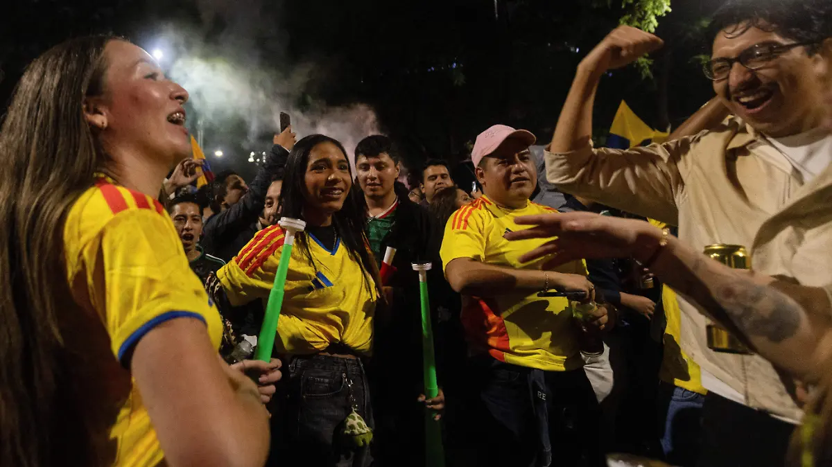 2026-06-18T061847Z_846119233_RC20WLAL7ZPF_RTRMADP_3_SOCCER-WORLDCUP-UZB-COL-FANS-REACTIONS