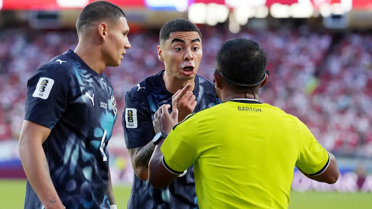 Expulsan a Miguel Almirón en el Turquía vs Pragauya