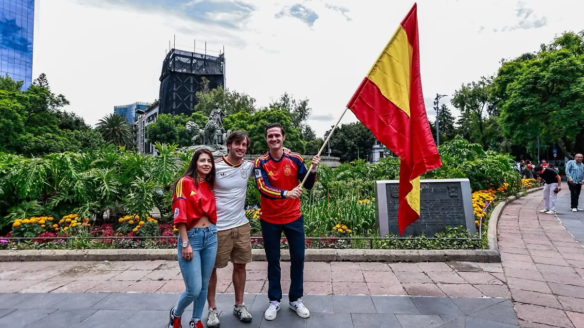 Aficionados españoles en la fuente de Cibel