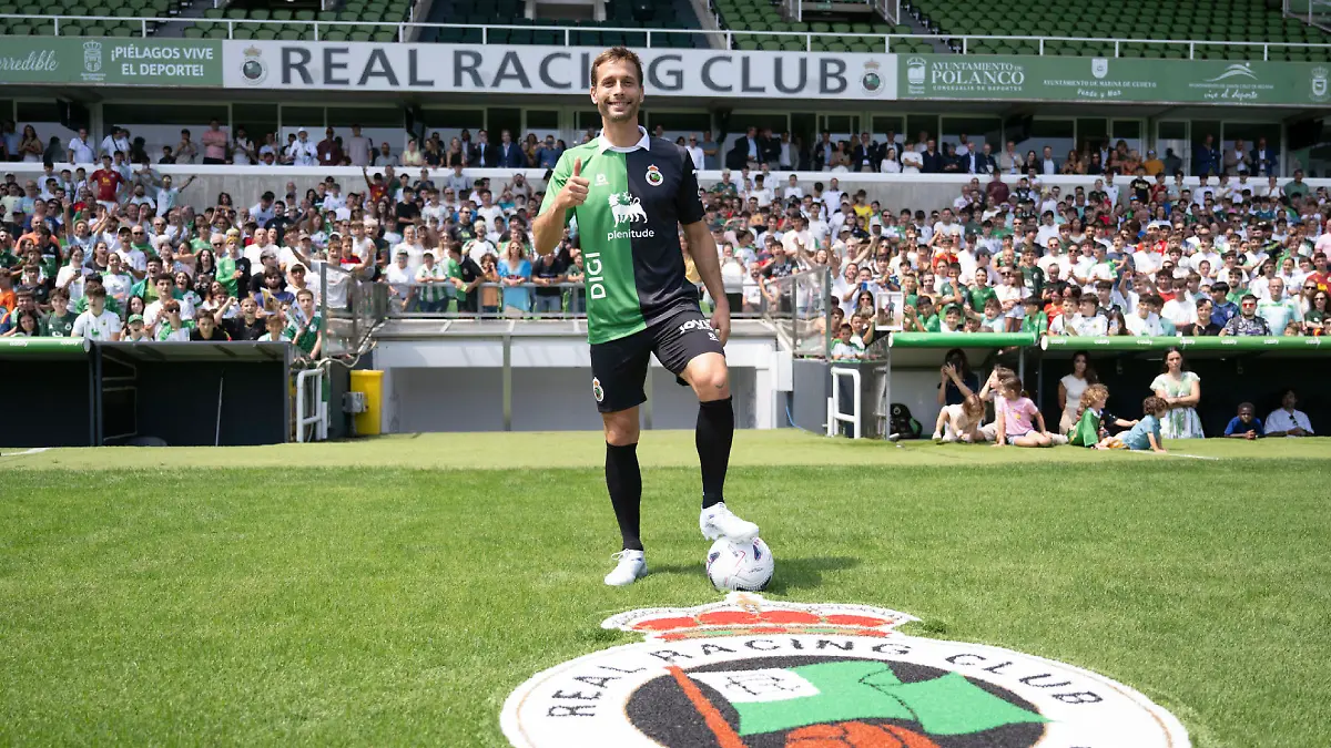 Sergio Canales ya posa como jugador del Racing