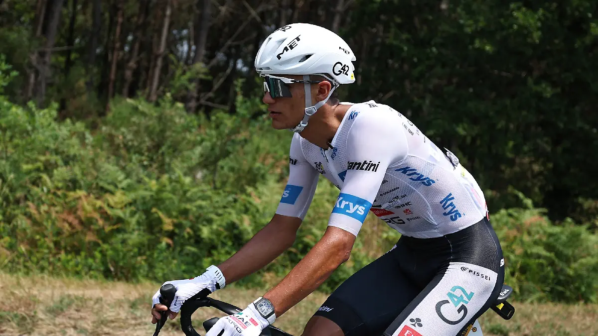 Isaac del Toro sigue con el Maillot blanco