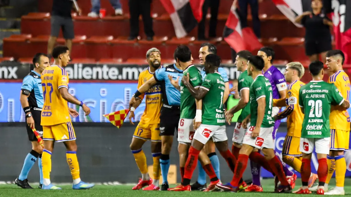 Rodrigo Aguirre sale expulsado en el Tijuana vs Tigre