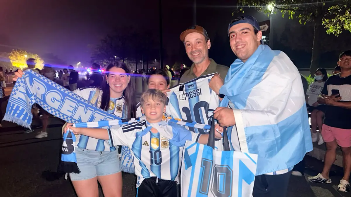 Aficionados argentinos esperando a su selección