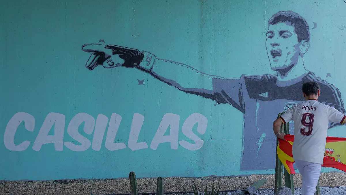Aficionado español en mural de Iker Casillas