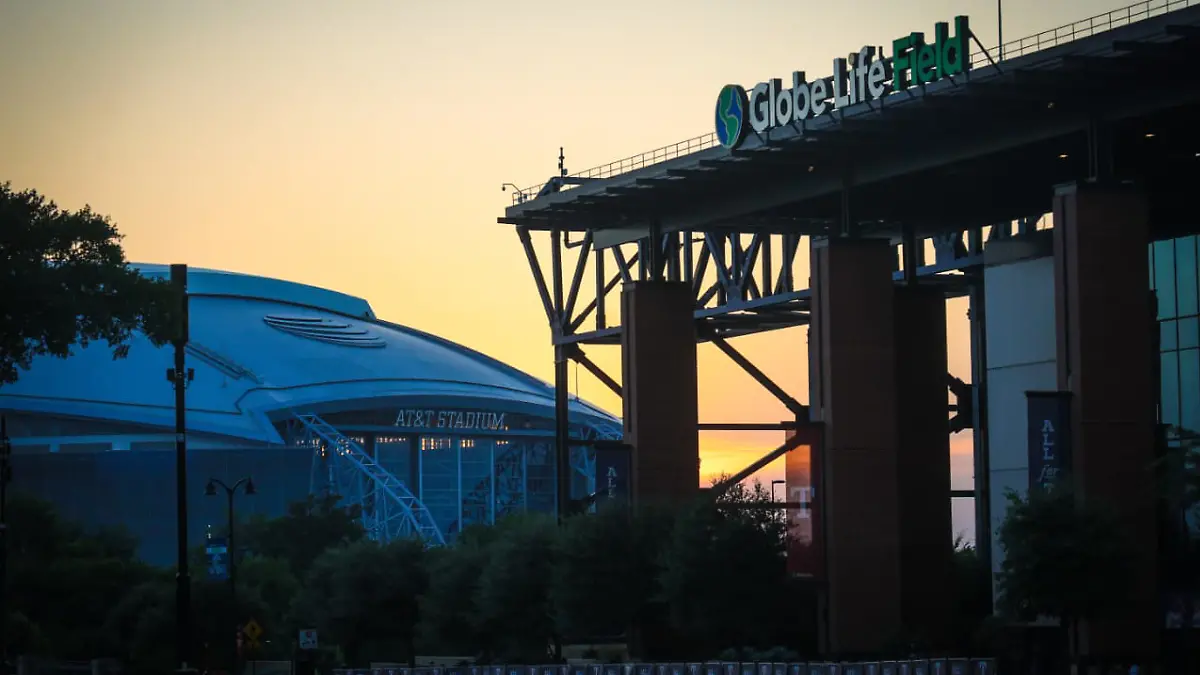 El AT & T Stadium junto al Globe Life Field