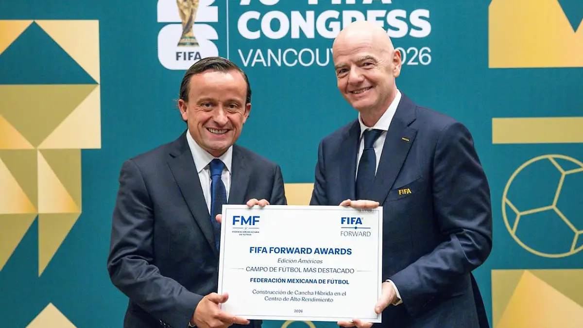 Mikel Arriola y Gianni Infantino