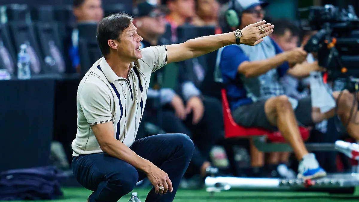 Matías Almeyda aplaude el