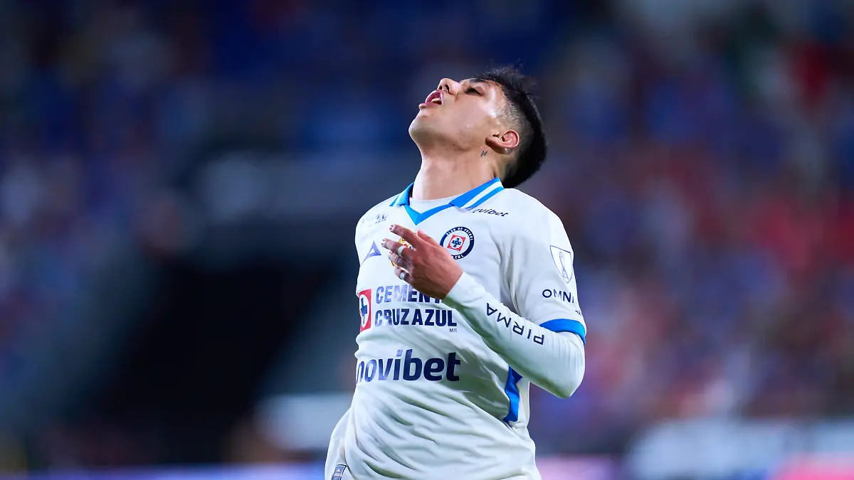 Cruz Azul sufre contratiempo en pleno vuelo