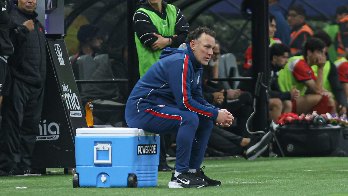 El exentrenador del club, ahora sin cargo, manifes