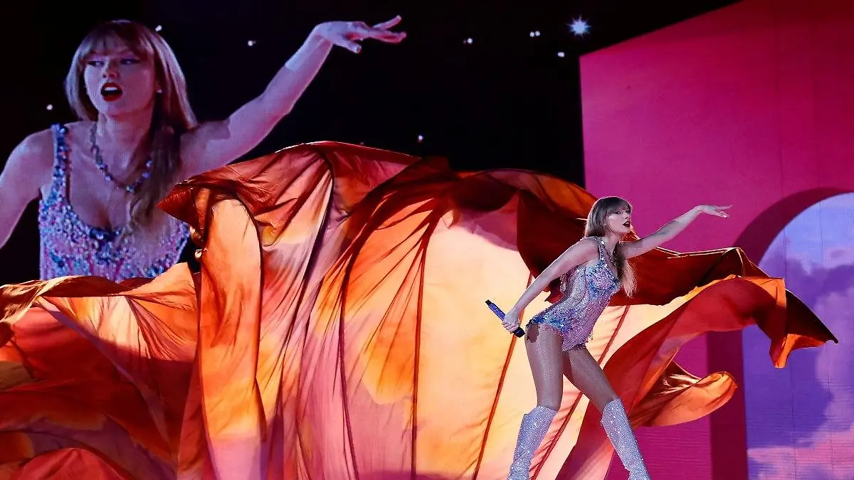 Taylor Swift (2)