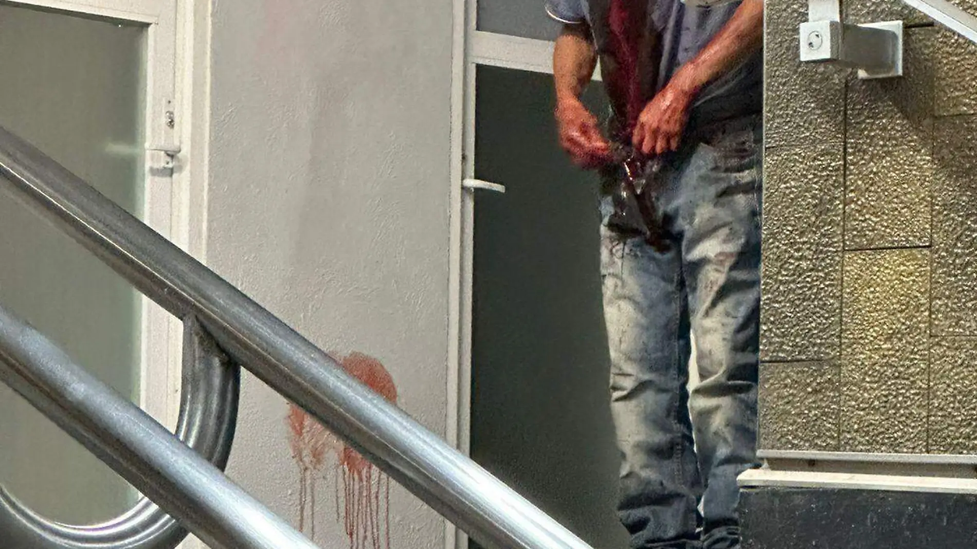 Apuñalan a hombre en condición de calle afuera del metro Juárez, alcaldía Cuauhtémoc-INT2