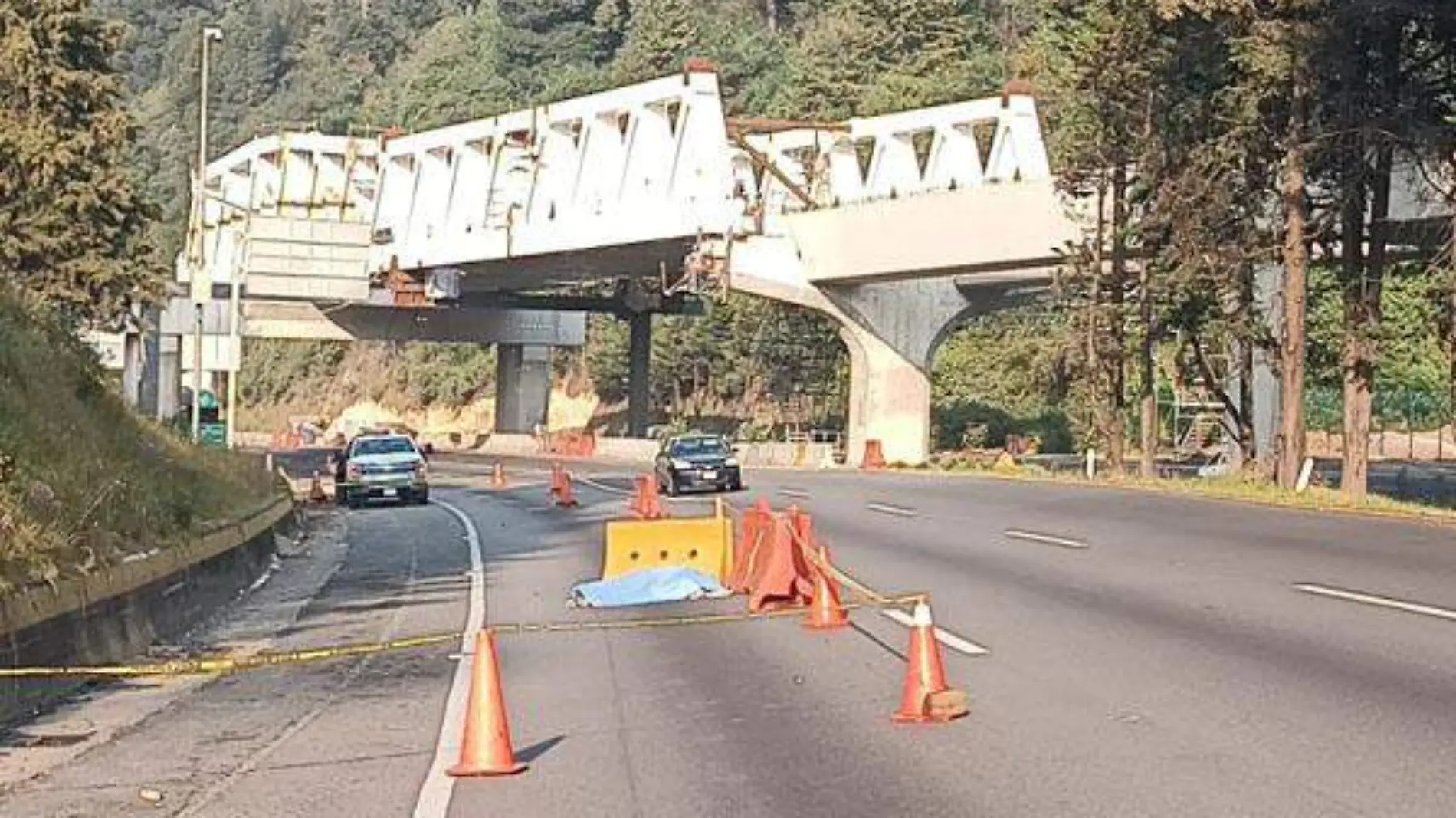 Muere trabajador de obra atropellado por unidad de carga, en la México-Toluca