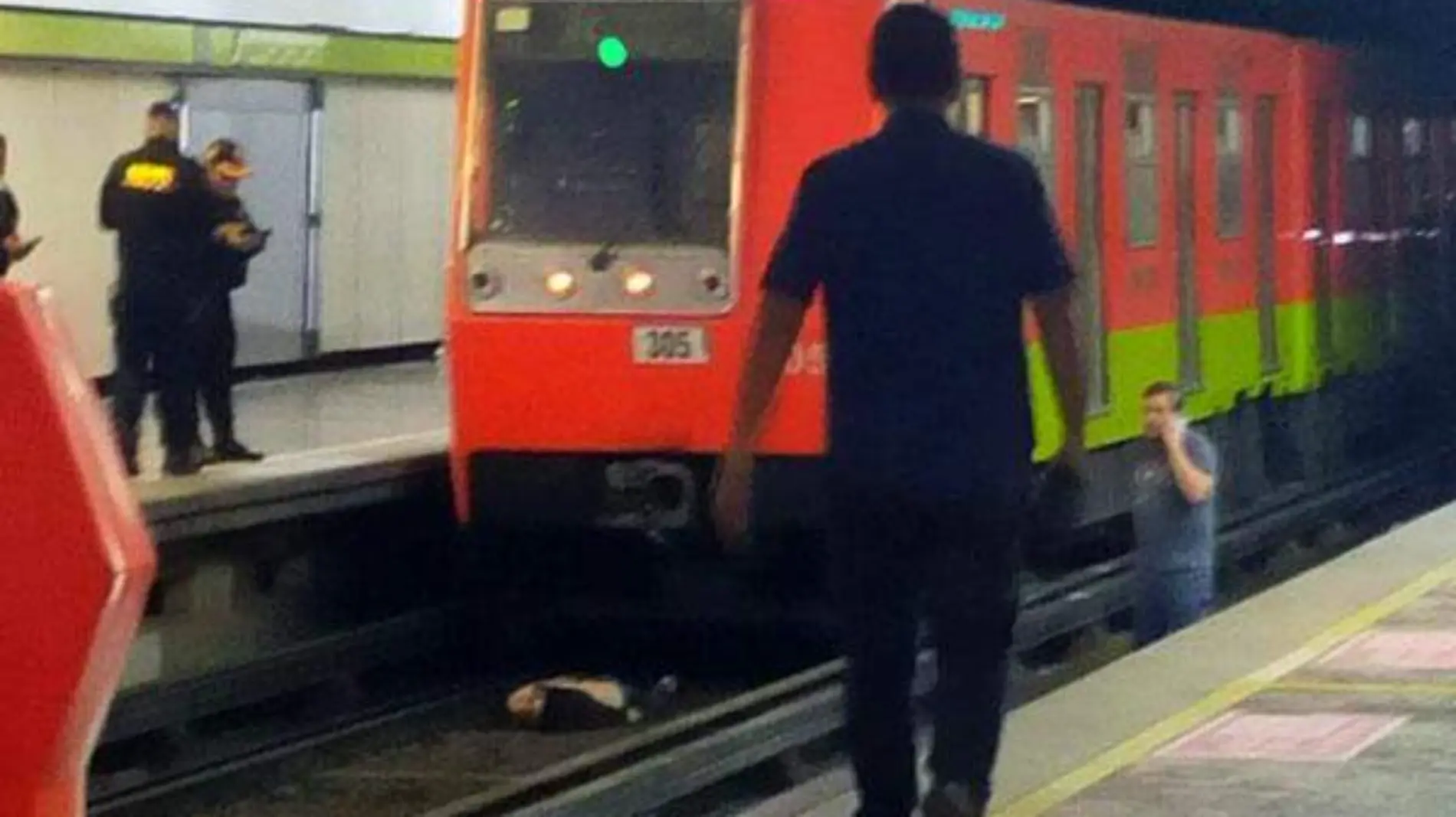 ¡Caos en Línea 3! Sobrevive usuario del Metro a caída en zona de vías en Coyoacán