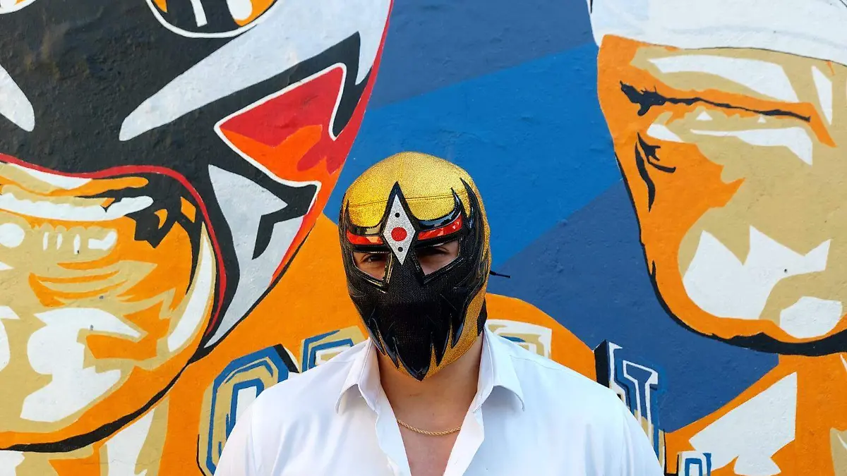 mascara dorada CORTESIA