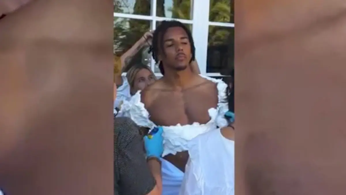 Jules Koundé sorprende con atuendo espumoso en París 3