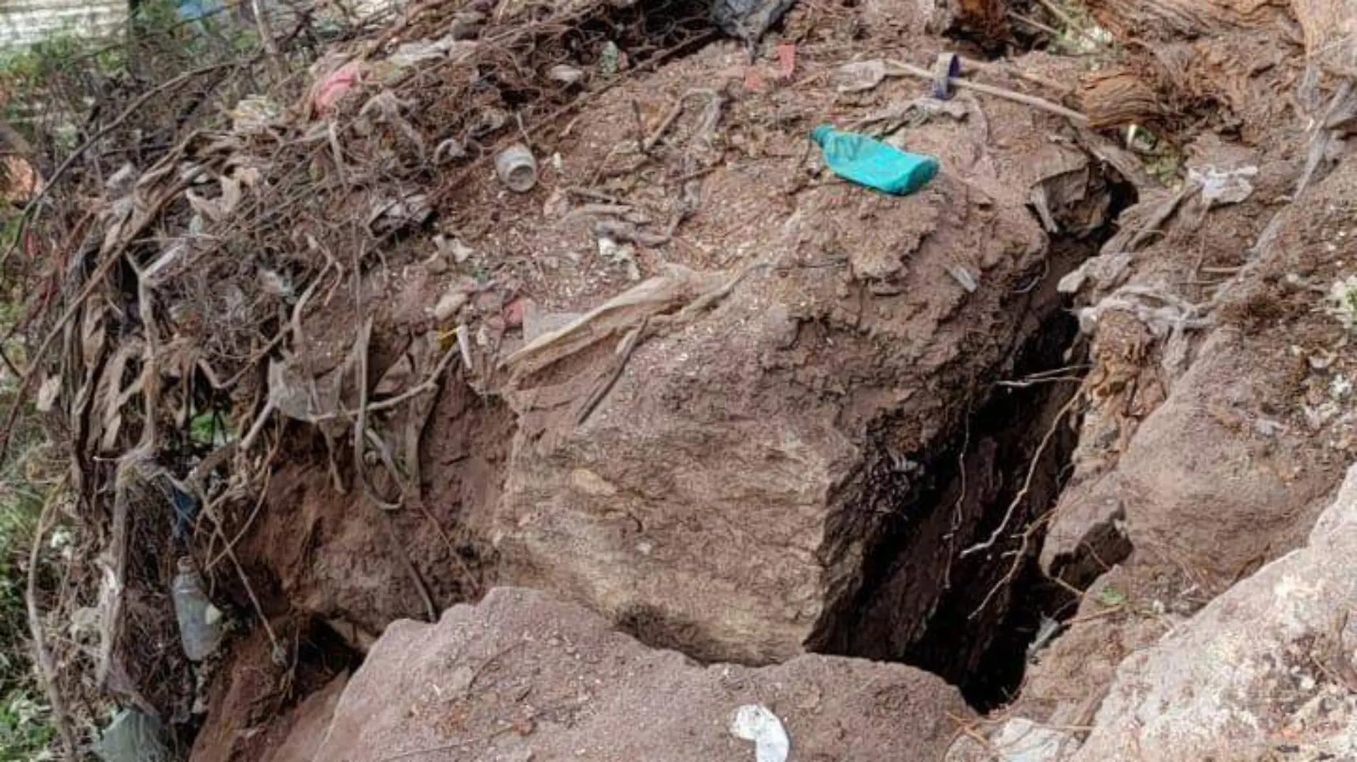 Dos rocas al borde del derrumbe en colonia Arboleda, Tlalnepantla; urge desalojar viviendas-INT4