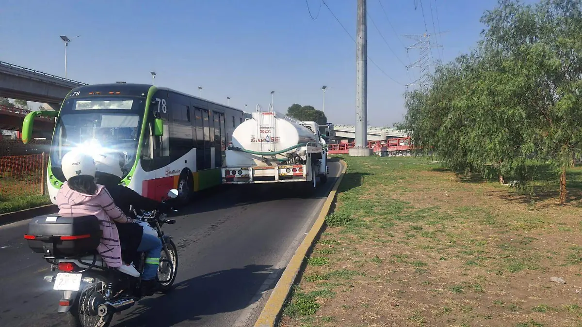 ¡Movilidad rebasada! Motos, pipas y hasta patrullas invaden el carril del Mexibús -INT4