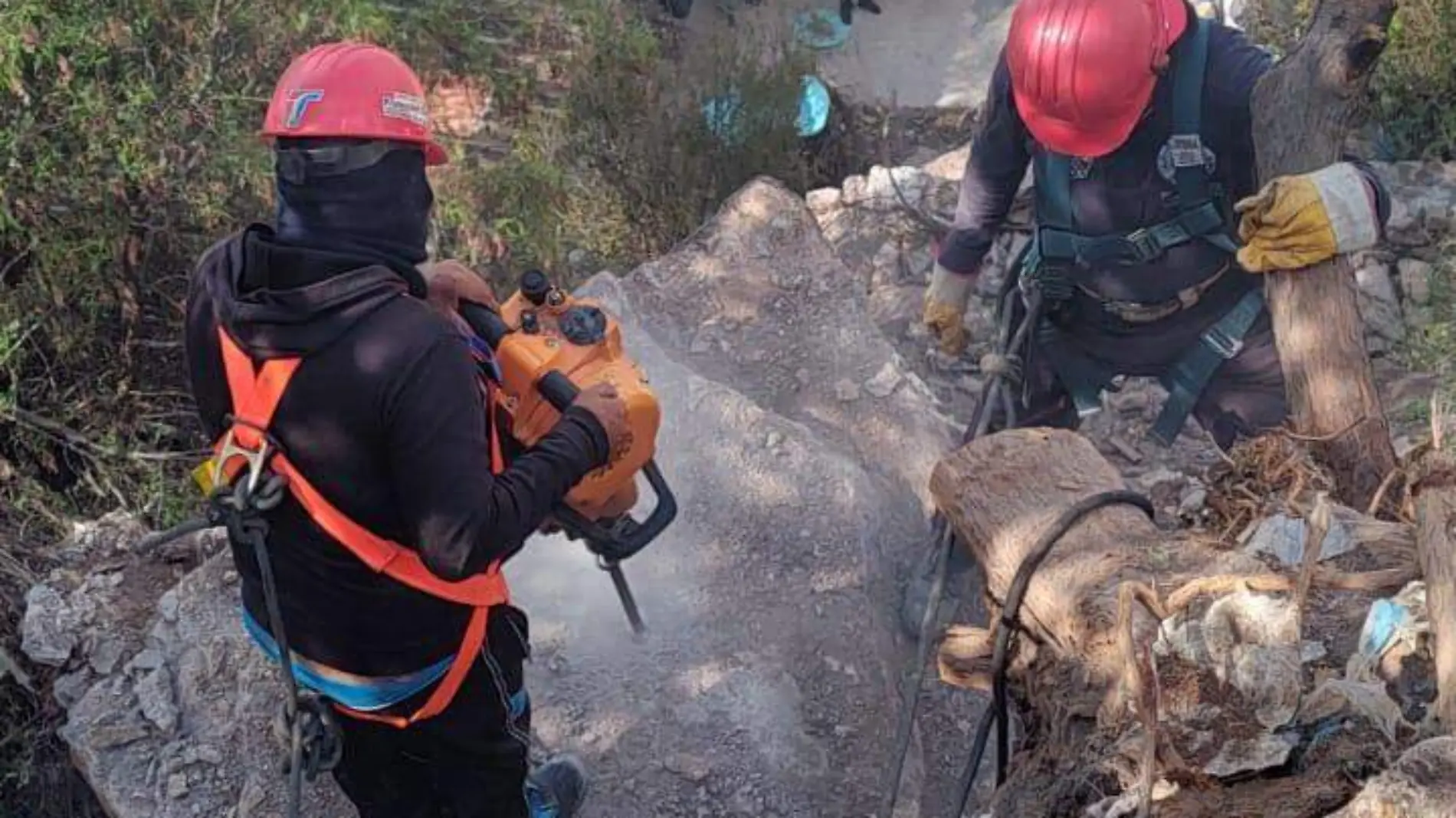 Dos rocas al borde del derrumbe en colonia Arboleda, Tlalnepantla; urge desalojar viviendas-INT2