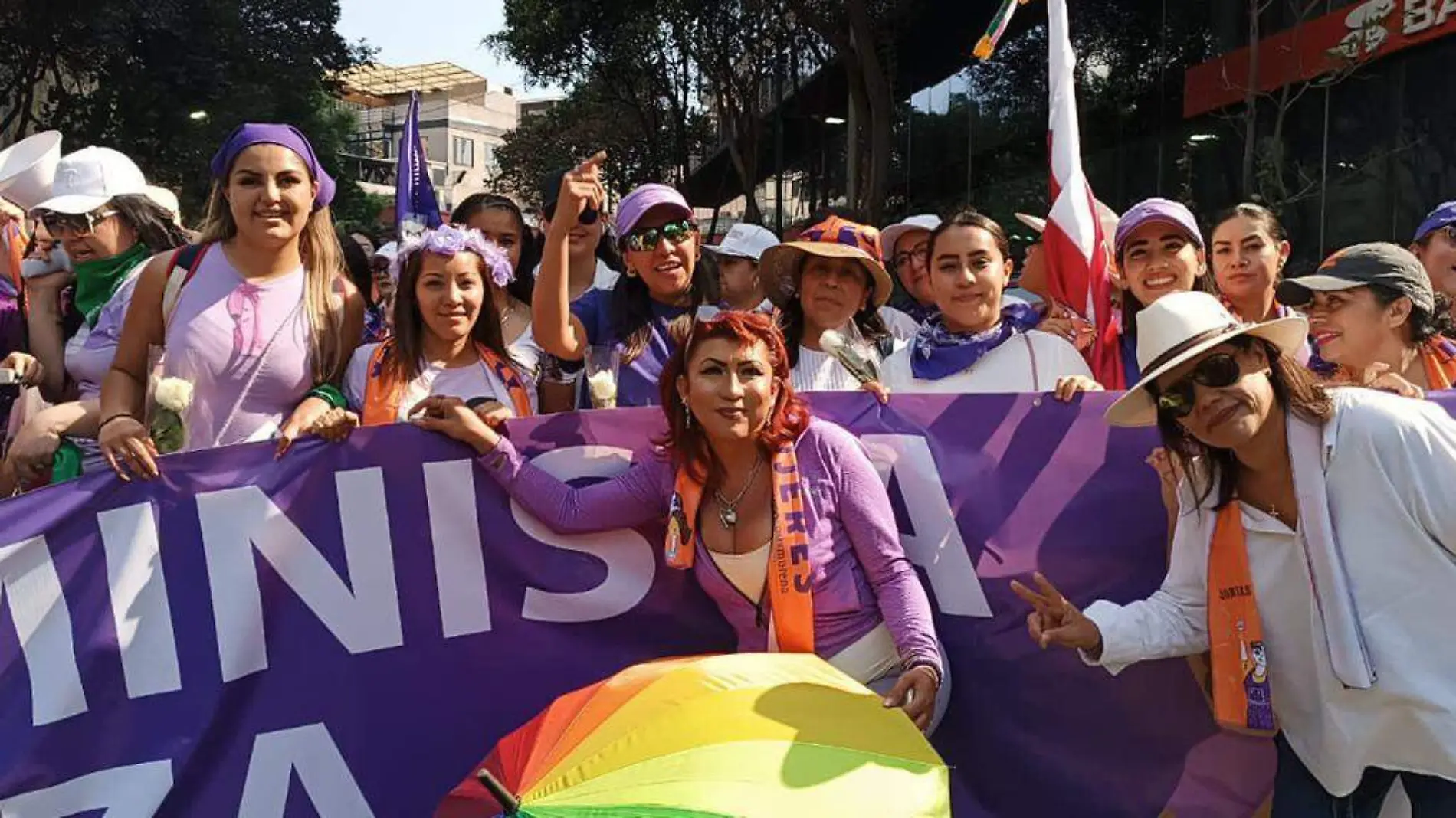 También marcharon 3 mil mujeres de VCarranza en contingente encabezado por la alcaldesa