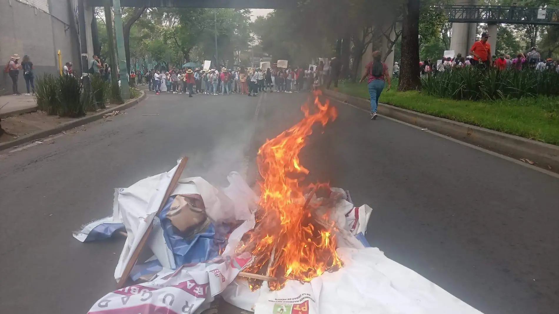 CNTE protesta en sedes de partidos políticos en la CDMX; se deslindan de Morena y exigen aumento salarial-int2