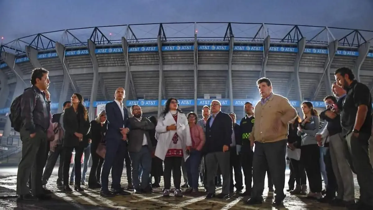 Raúl Basulto supervisa avances de las obras del Estadio Azteca 2 
