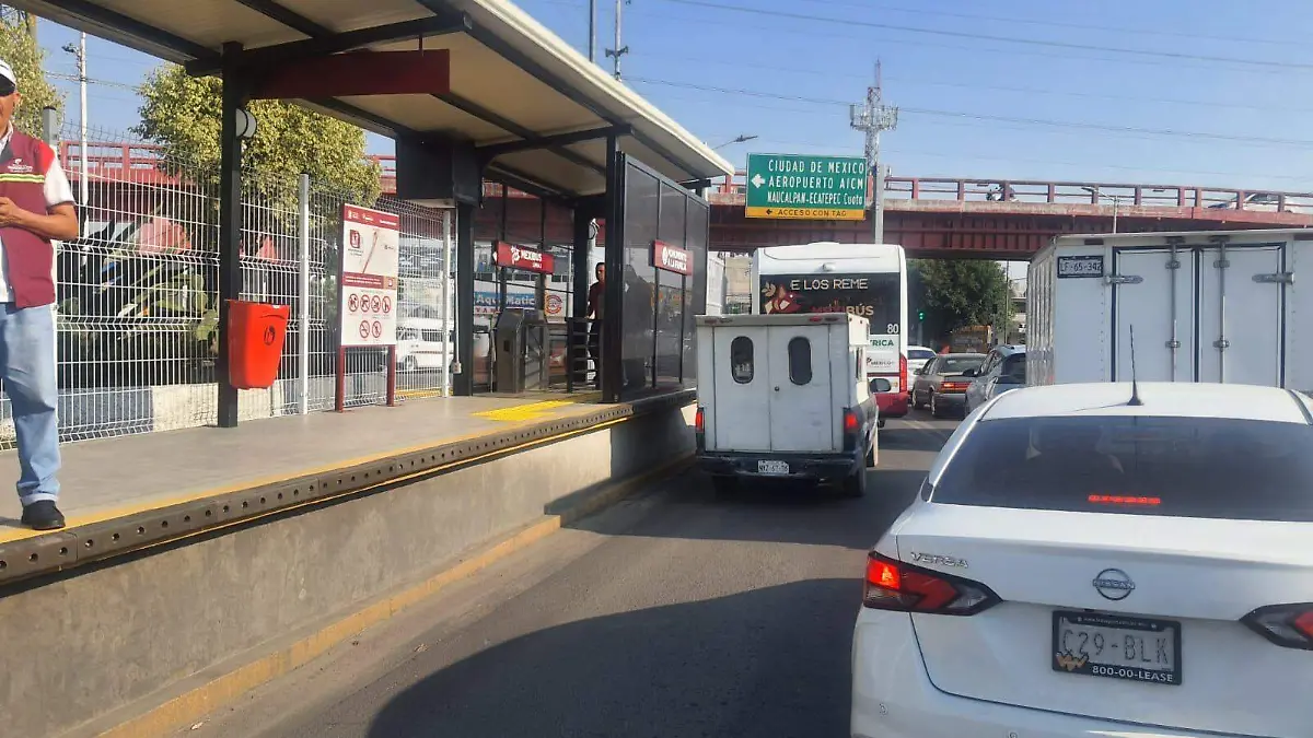 ¡Movilidad rebasada! Motos, pipas y hasta patrullas invaden el carril del Mexibús -INT5