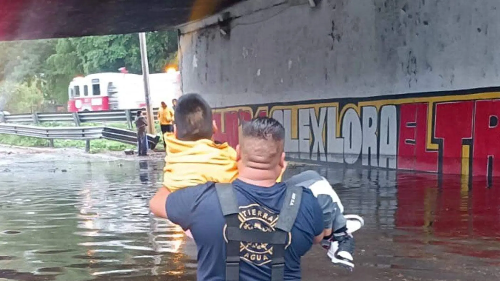 Rescatan a pasajeros de autobús varado en una inundación en Tlalne [Video]