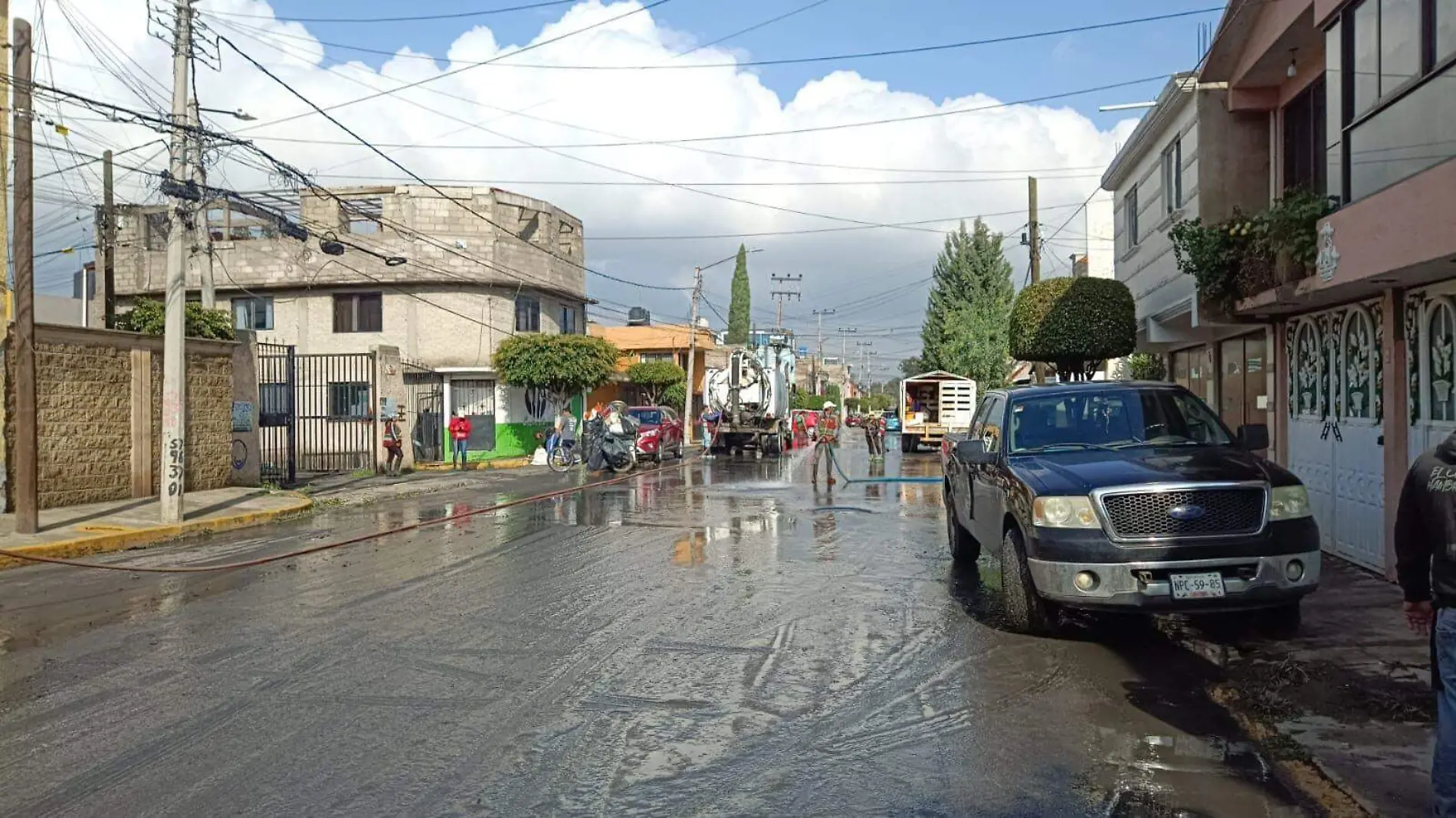 Amanecen inundadas, con lodo y basura comunidades del norte de Neza-INT2