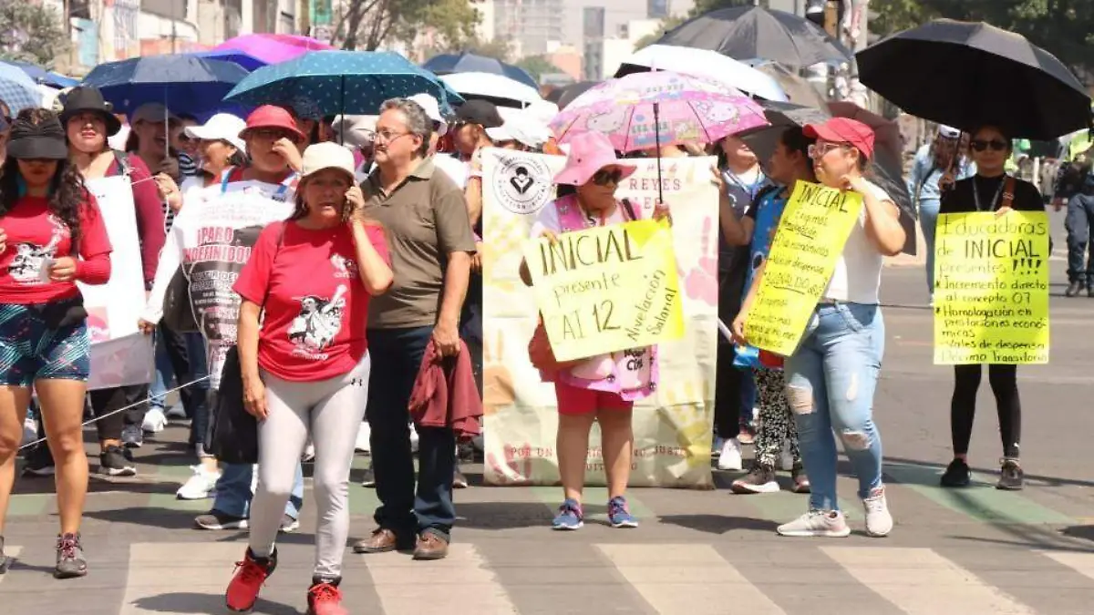 Integrantes de la CNTE se manifiestan